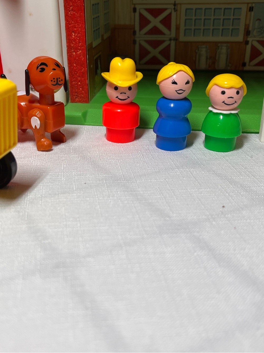 Fisher-Price vintage Little People Play Family Farm playset (set 915)
Vintage - Picture 4 of 11